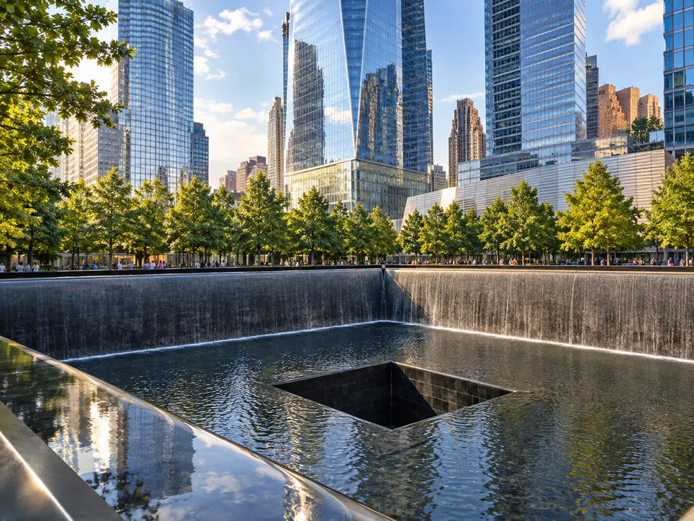 Die Wasserbecken des 9/11 Memorial in Lower Manhattan